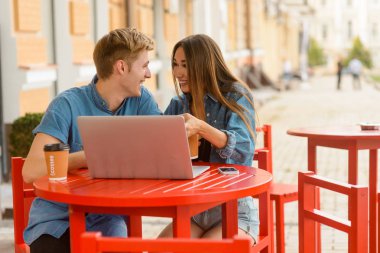 Kafede canlı görüşme