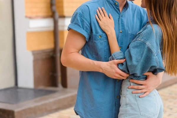 Romantisk embracement i förgrunden — Stockfoto