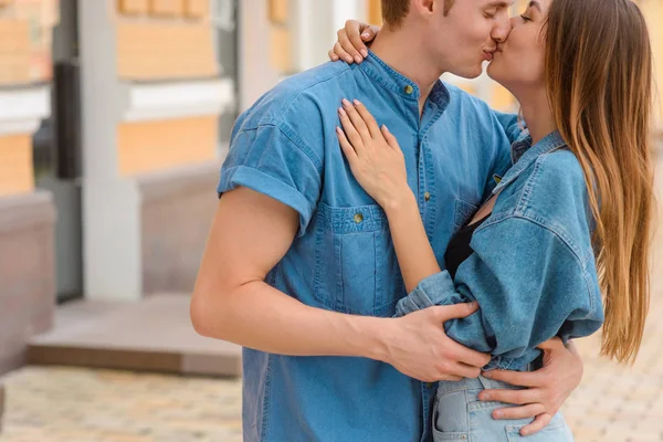 Сладкий поцелуй от очаровательной пары — стоковое фото
