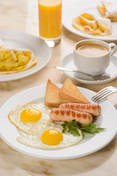 Жареные яйца и кофе — стоковое фото