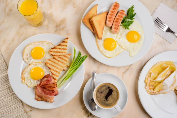 Яйца, кофе и десерт — стоковое фото