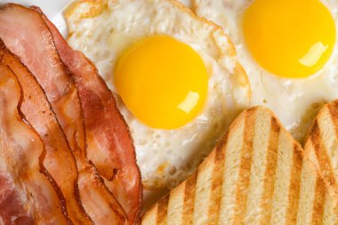 Tost ve domuz pastırması şeritler