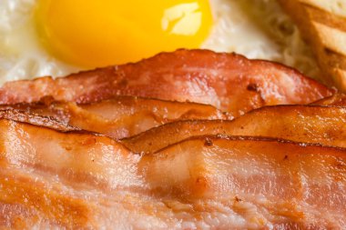 Dilimlenmiş domuz pastırması ve yumurta