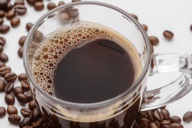 Güçlü içki ile cam kupa