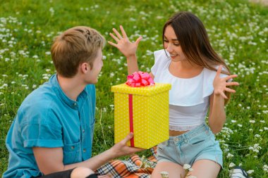 Rised elleriyle heyecanlı kız