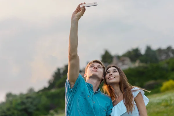 Doux couple prend selfies — Photo