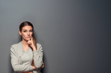 Derin düşünceler ile genç kadın