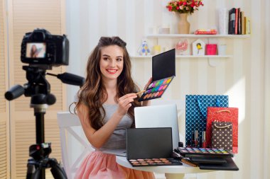 Güzellik blogcusu makyaj dersini kaydediyor