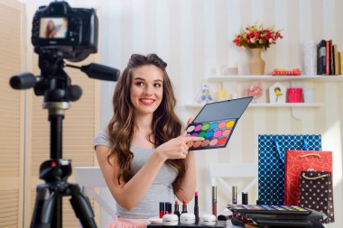 Profesyonel göz farı seti tutan kadın