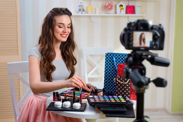 Beauty blogger recording makeup tutorial — Stock Photo, Image
