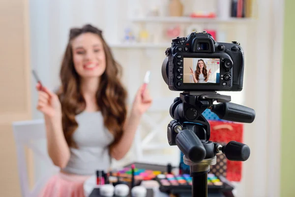 Makeup tutorial of beauty blogger — Stock Photo, Image