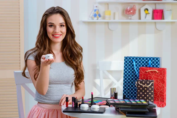 Young Woman Holding Loose Powder Smiling Beauty Blogger Sitting Table — Stock Photo, Image