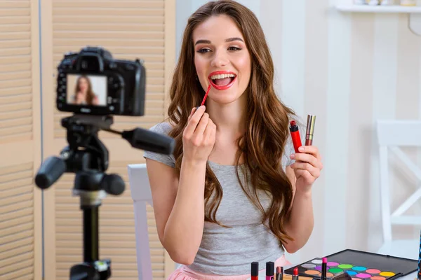 Woman applying lip gloss — Stock Photo, Image