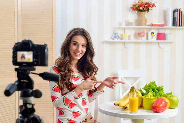 Mujer muestra verduras y frutas —  Fotos de Stock