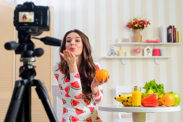 Atractiva mujer enviando un beso —  Fotos de Stock