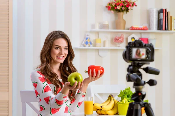 Mujer sosteniendo manzana y pimienta —  Fotos de Stock