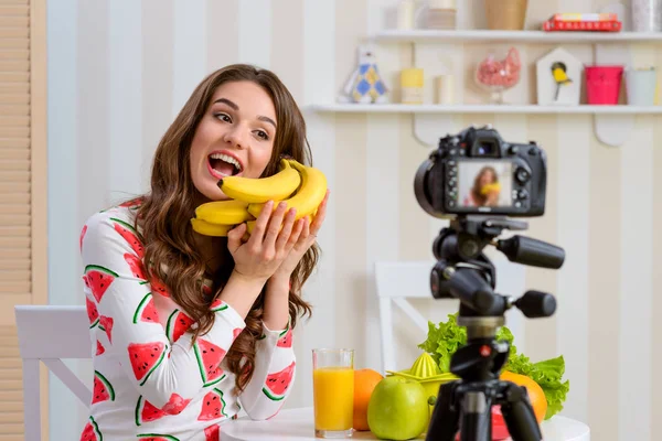 Blogger jugando con plátanos —  Fotos de Stock