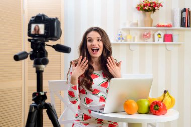 Kadın blogger bir video çekimi