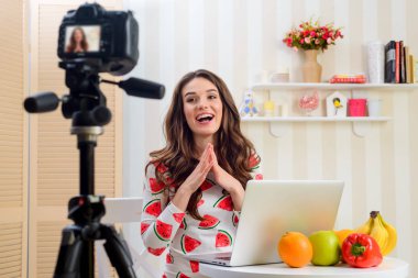 Blogger kendini video alır