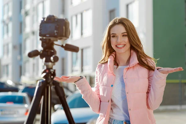 Mosolygó nő videó rögzítése — Stock Fotó