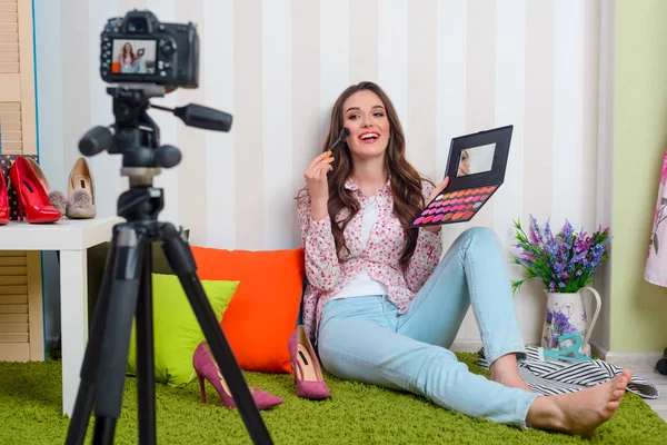 Girl shows makeup tips — Stock Photo, Image