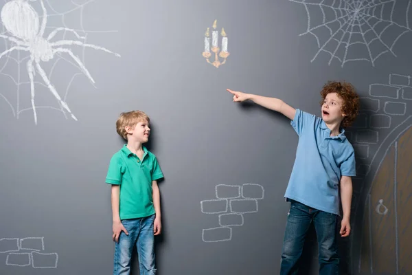 Çocuklar ve büyük bir örümcek — Stok fotoğraf
