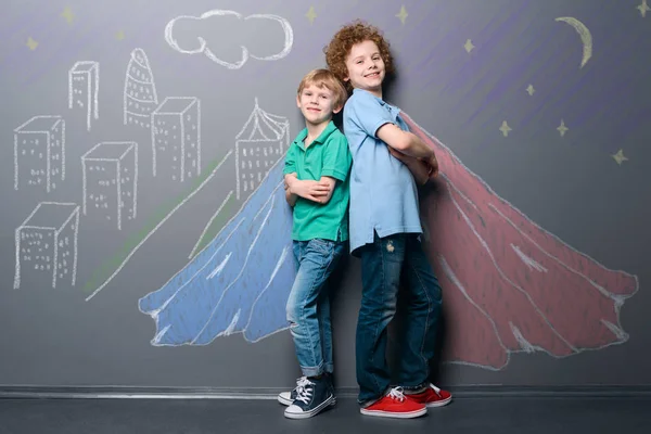 Two superheroes defend the city — Stock Photo, Image