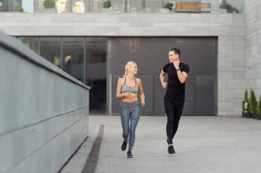 Çift gülümseyen koşu