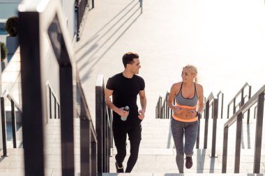 İki koşucu merdivenlerden yukarı gidiyor