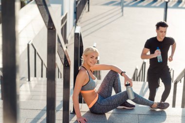 Dinlenme güleryüzlü kadın