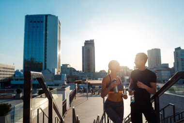 Çift tartışmaya uygun