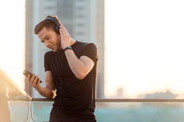 Adam şarkı çalıştırmak için seçme