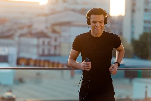 Homem alegre correndo e ouvindo — Fotografia de Stock