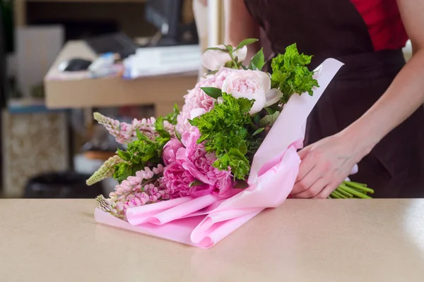 Fiorista preparare un bouquet — Foto Stock