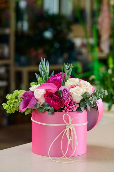 라운드 박스에서 꽃 꽃다발 — 스톡 사진
