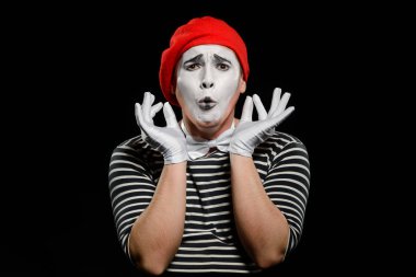 Endişeli erkek MIME siyah