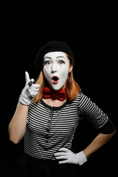 Femme mime pointe vers vous — Photo