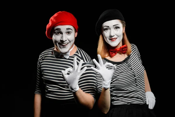 Lächelnde Pantomimen auf schwarzem Hintergrund — Stockfoto