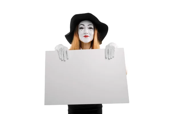 Lachende mime lege bordje te houden — Stockfoto