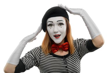 Kadın şapka üzerinde çalışır. Kafa el ile dokunmak ve hayali aynaya bakarak bir kadın MIME sanatçı tarafından gerçekleştirilen bir pandomim kroki.