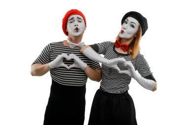 Pandomim aktörlerin aşk sahnesi. Kendi elleriyle kalp şekilleri gösterilen erkek ve dişi MIME sanatçılar olan, romantik ruh hali, taklit. Havada aşk var.
