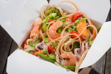 Deniz ürünleri ve sebze erişte