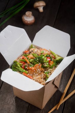 Tavuklu pilav ve sebze.