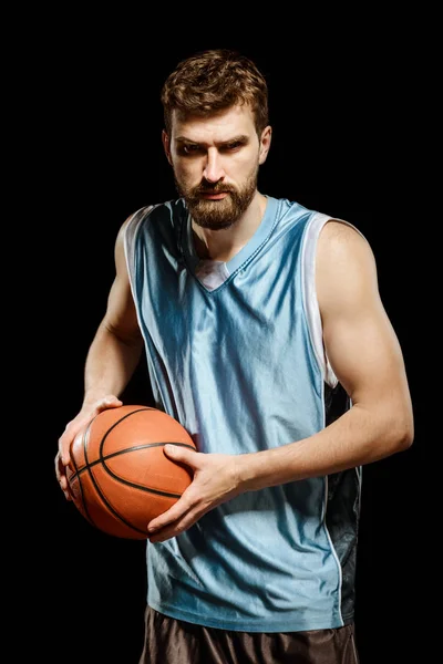 Jogador de basquete posando com bola — Fotografia de Stock