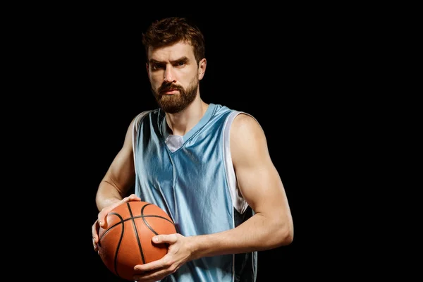 Gespierde man spelen basketbal — Stockfoto