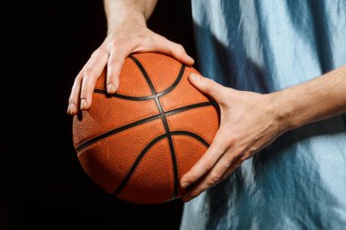Bir basketbol oyuncu elinde
