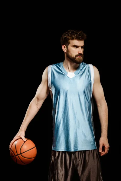 Basketbalspeler die een bal vasthoudt — Stockfoto