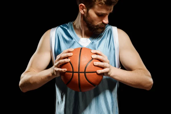 Jogador de basquete segurando uma bola — Fotografia de Stock