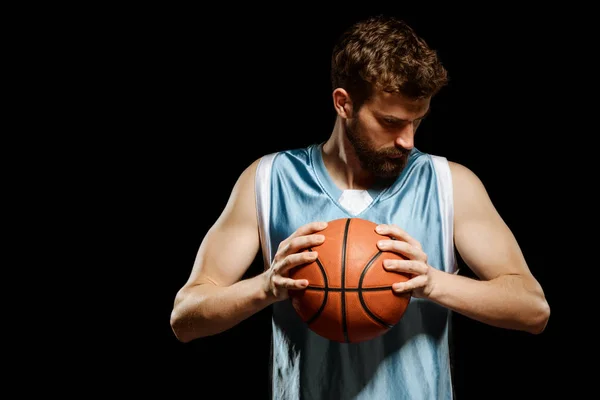 Jogador segurando um basquete — Fotografia de Stock