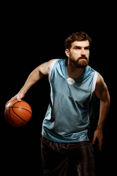 Pemain profesional menangani bola basket — Stok Foto